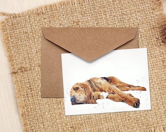 Puede incluir: Pintura acuarela de un perro Bloodhound marrón y blanco acostado sobre un fondo blanco.