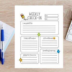 Puede incluir: Una hoja de control semanal imprimible con secciones para la gratitud, afirmaciones, momentos de orgullo, algo sorprendente y una esperanza para mañana. La hoja tiene un dibujo a lápiz y estrellas.