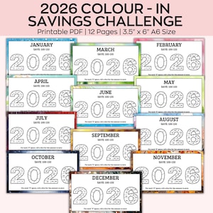 Puede incluir: Un conjunto de doce desafíos de ahorro en PDF imprimibles para 2026, cada uno con un mes diferente. Cada página mide 8,9 cm x 15,2 cm y presenta el año 2026 con espacios para colorear y ahorrar 100-150 €. El título es "2026 Colour-In Savings Challenge."