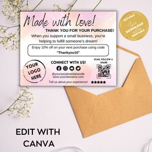 Pode incluir: Um cart&atilde;o de agradecimento rosa e branco com um fundo de aquarela rosa e branco. O cart&atilde;o diz "Made with love!" e "Thank you for your purchase!" Tamb&eacute;m inclui um c&oacute;digo QR e &iacute;cones de m&iacute;dia social. O cart&atilde;o &eacute; edit&aacute;vel e imprim&iacute;vel.