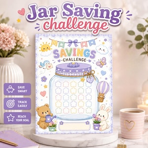 Pode incluir: Uma folha de rastreamento Jar Saving challenge com uma grande ilustração central de um pote de vidro e ícones em forma de flor para preencher. O design inclui um urso, um coelho, um balão de ar quente e bandeirolas. Texto Jar Saving challenge.