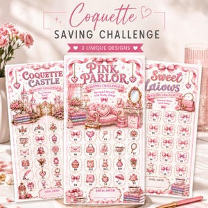 Puede incluir: Tres rastreadores de desafío de ahorro en papel en tonos rosados. Los diseños presentan ilustraciones de castillos, muebles, lazos y varios adornos. Cada rastreador incluye etiquetas de texto como Coquette Castle, Pink Parlor y Sweet Valows, junto con cuadrículas de iconos con montos monetarios para seguir los objetivos de ahorro.