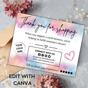 Pode incluir: Um cart&atilde;o de agradecimento para clientes com um fundo de aquarela em tons de rosa, azul e roxo. O cart&atilde;o diz "Obrigado por comprar" em fonte de escrita cursiva preta. Tamb&eacute;m inclui um espa&ccedil;o para um logotipo, &iacute;cones de m&iacute;dia social e um sistema de classifica&ccedil;&atilde;o.