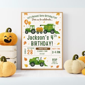 Może przedstawiać: Oprawione zaproszenie na 4. urodziny Jacksona, z zielonym traktorem, kombajnem i dyniami. Tekst brzmi "Let's Harvest Some Birthday Fun!" i zawiera datę, godzinę i informacje RSVP. Pluszowe dekoracje z dyni są umieszczone wokół zaproszenia.