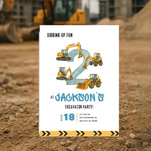 Könnte beinhalten: Weiße Einladungskarte mit einem Baustellen-Thema. Die Karte zeigt Illustrationen von gelben Baufahrzeugen, die Zahl 2 und den Text "DIGGING UP FUN" und "EXCAVATOR PARTY!". Die Karte enthält auch das Datum 18. August und Party-Details.