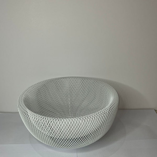 Attractive and exquisite mesh vase