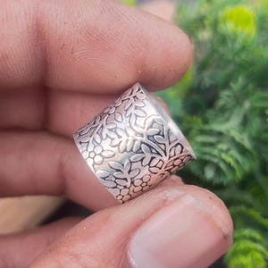 Anello a fascia con fiore in argento sterling: fascia larga fatta a mano