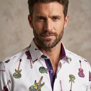 Puede incluir: Camisa blanca con un estampado repetido de guitarras coloridas. Las guitarras tienen diseños intrincados y son de varios colores. El cuello y la tapeta tienen un ribete morado. Llevada por una persona.