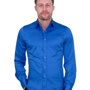 Camisa lisa azul rey con puños dobles