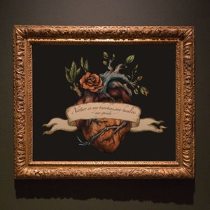 Puede incluir: Obra enmarcada que presenta una ilustración detallada de un corazón humano con elementos florales. Una pancarta dice: "Nature is my teacher, my healer, my guide". El marco dorado y ornamentado contrasta con el fondo oscuro.