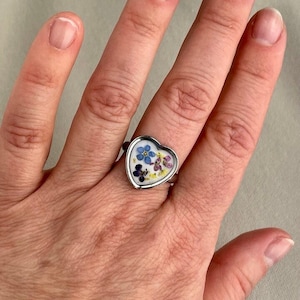 Gedroogde bloemring, roze bloesembloemring, vergeet me niet geperste plantensieraden, hartbloemenring, Elvenring, hars botanische sieraden