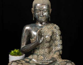 高さ21インチのカンボジア産ブロンズ製仏像（アーカーシャ・ムドラ、花衣付き）神聖な芸術作品