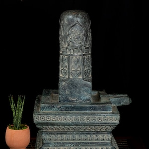 Shiva Lingam de bronce camboyano de 21&quot; Símbolo de Shiva Detalles distintivos del Lingam