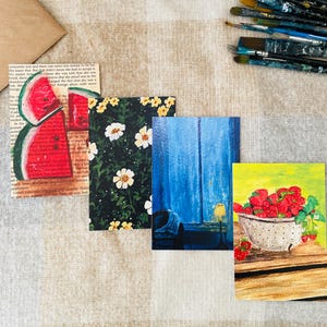 Juego de 4 postales con impresiones artísticas de verano pintadas a mano: sandía, margaritas, ventana acogedora y fresas. Arte original de primavera en acrílico.