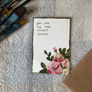 Tarjeta de felicitación floral pintada a mano: "Eres mi persona más hermosa". Tarjeta de amor artística, tarjeta romántica, tarjeta con mensaje elegante y sincero.