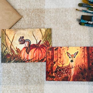 Juego de 2 impresiones artísticas de bosque otoñal: postales de animales otoñales pintadas a mano con ciervos y ardillas listadas