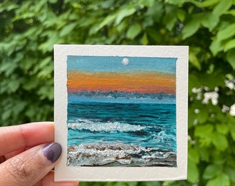 Gesichter des Ozeans – Sonnenuntergangsreise im Meer – dramatischer neonrosa Himmel und Meer – beruhigende Meereswellen in der Dämmerung – Acryl-Minigemälde – Sommerminiaturen