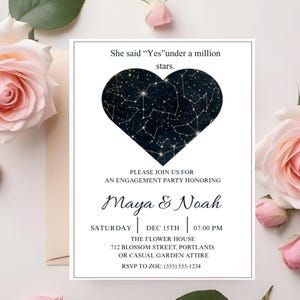 Può includere: Un invito per una festa di fidanzamento con un design a forma di cuore con costellazioni. L'invito recita: "Ha detto 'Sì' sotto un milione di stelle". Dettagli: nomi Maya & Noah, data, ora e luogo.