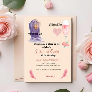 Può includere: Un invito color pesca chiaro con illustrazioni ad acquerello e testo. L'invito include una lapide con la scritta "FAREWELL 29" e un bicchiere di champagne con la scritta "WELCOME 30". L'invito è per il 30° compleanno di Jasmine Evers.