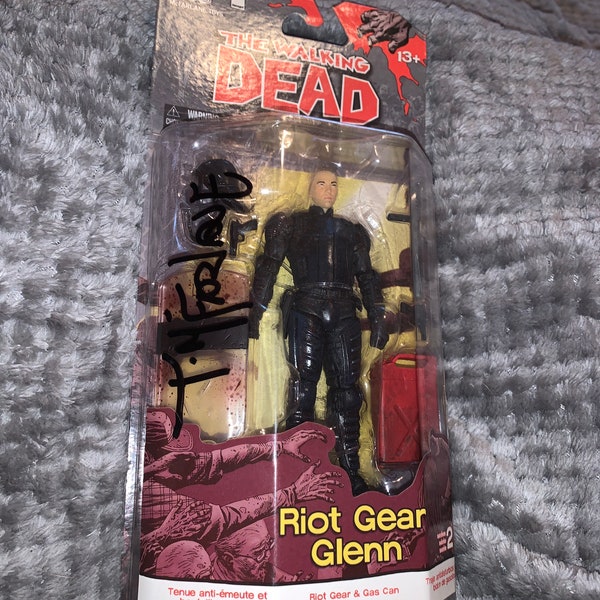 SIGNED* The Walking Dead Comic Riot Gear Glenn