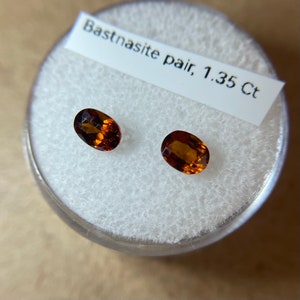 Extrem seltenes Color Shift Bastnasite Set, 1.35 Ct, 6 x 4 mm, lose Edelsteine