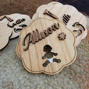 Monatsschilder für Baby, Babyfüße Meilensteinkarten, 3D Holz-Baby-Meilenstein-Scheiben, Baby-Zeichen für das erste Jahr, individuelle Geschenke, Babyparty-Geschenke