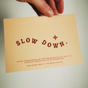 Postkarte passend zum Suncatcher - Geschenkkarte slow down , Ideale Ergänzung zum Sonnenfänger, Geschenk, Grusskarte