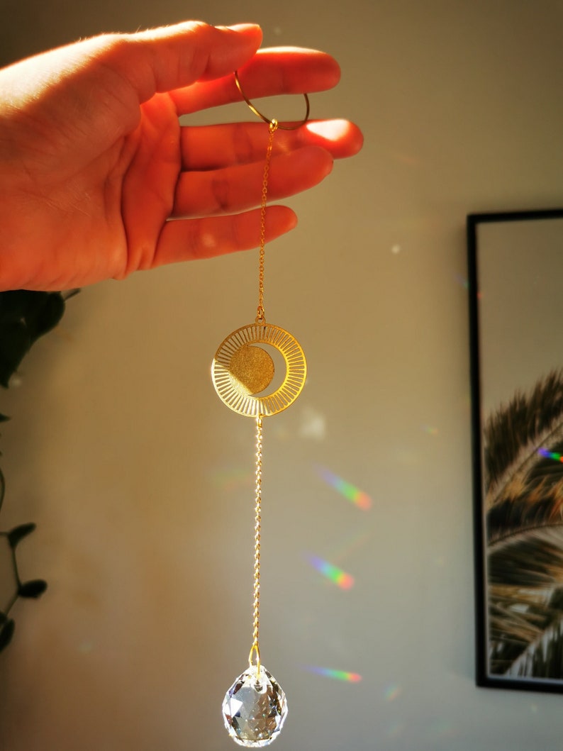 The Suncatcher Mini Mond Kette Kleiner Sonnenfänger mit Mond, und Regenbogenkristall zum Hängen fürs Fenster mit Regenbogen-Effekt Bild 1