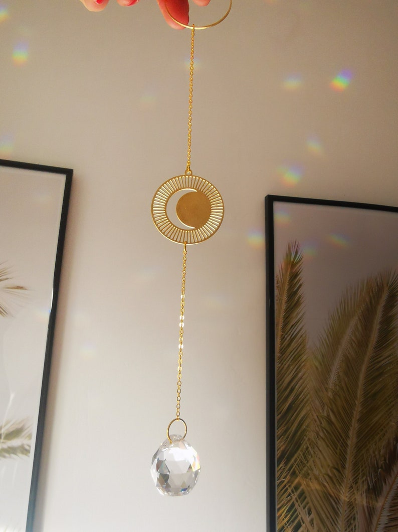 The Suncatcher Mini Mond Kette Kleiner Sonnenfänger mit Mond, und Regenbogenkristall zum Hängen fürs Fenster mit Regenbogen-Effekt Bild 2