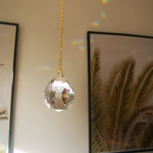 The Suncatcher Mini Mond Kette Kleiner Sonnenfänger mit Mond, und Regenbogenkristall zum Hängen fürs Fenster mit Regenbogen-Effekt Bild 7