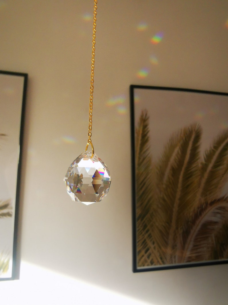 The Suncatcher Mini Mond Kette Kleiner Sonnenfänger mit Mond, und Regenbogenkristall zum Hängen fürs Fenster mit Regenbogen-Effekt Bild 7