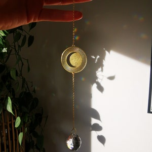 The Suncatcher Mini Mond Kette Kleiner Sonnenfänger mit Mond, und Regenbogenkristall zum Hängen fürs Fenster mit Regenbogen-Effekt Bild 4