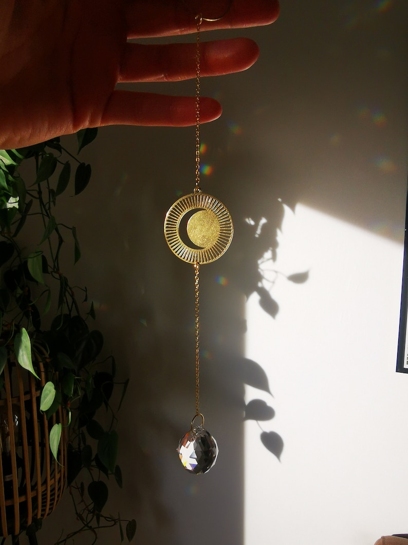 The Suncatcher Mini Mond Kette Kleiner Sonnenfänger mit Mond, und Regenbogenkristall zum Hängen fürs Fenster mit Regenbogen-Effekt Bild 4