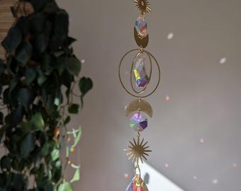 El atrapasoles - Atrapasueños místico con cristales iridiscentes de arcoíris, decoración bohemia para ventanas, decoración Dopamine, atrapasoles lunar