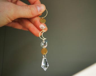 El Atrapasol: pequeño atrapasol dorado con cristales de luna y arcoíris para colgar en la ventana, cristal prismático, espectáculo de luces.
