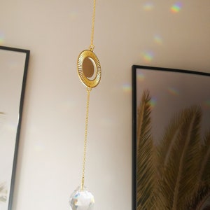 The Suncatcher Mini Mond Kette Kleiner Sonnenfänger mit Mond, und Regenbogenkristall zum Hängen fürs Fenster mit Regenbogen-Effekt Bild 5