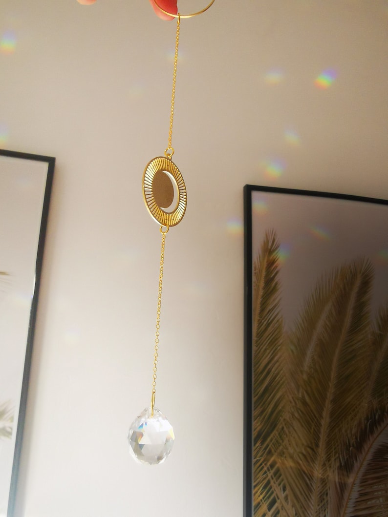 The Suncatcher Mini Mond Kette Kleiner Sonnenfänger mit Mond, und Regenbogenkristall zum Hängen fürs Fenster mit Regenbogen-Effekt Bild 5