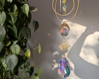 El atrapasoles - Atrapasueños místico con cristales iridiscentes de arcoíris, decoración bohemia para ventanas, decoración Dopamine, atrapasoles lunar