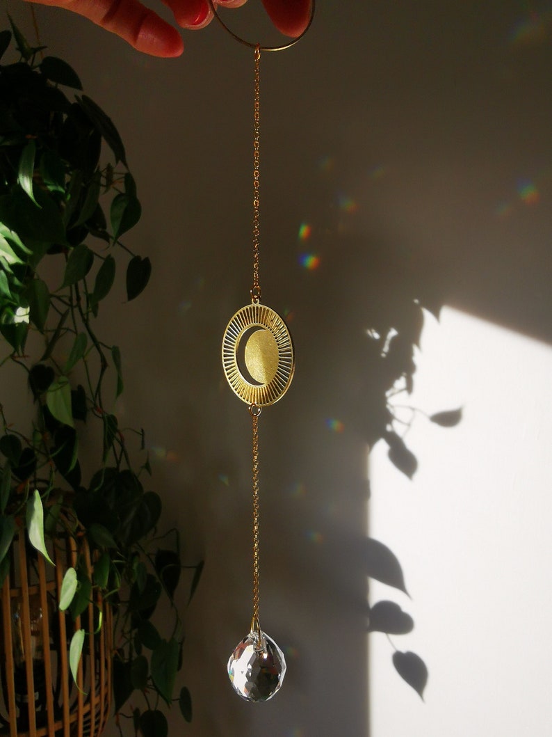 The Suncatcher Mini Mond Kette Kleiner Sonnenfänger mit Mond, und Regenbogenkristall zum Hängen fürs Fenster mit Regenbogen-Effekt Bild 3