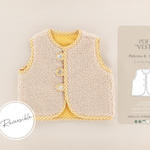 Op de afbeelding: Een omkeerbaar kinder vest met een crèmekleurige, pluizige buitenkant en een geel geruite binnenkant. Het vest heeft drie knoopsluitingen en gele biezen. De afbeelding bevat een kaart met de tekst "PDF VEST Patterns & tutorial 2 to 10 years old".