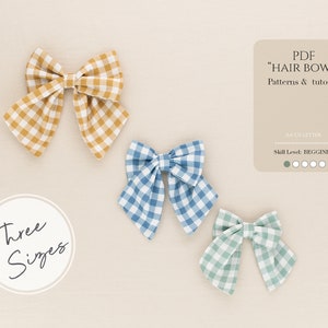Puede incluir: Tres lazos para el pelo en diferentes colores y patrones: vichy amarillo y blanco, vichy azul y blanco y vichy verde y blanco. Los lazos están dispuestos sobre un fondo beige. El texto "Three Sizes" está en un círculo debajo de los lazos. El texto "PDF "Hair Bows" Patterns & tutorial" está en un rectángulo en la esquina superior derecha de la imagen. El texto "A+ US LETTER" está debajo del rectángulo. El texto "Skill Level: Beginner" está debajo del texto "A+ US LETTER".