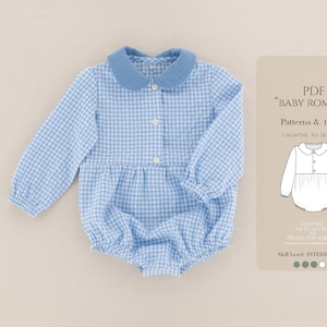 Può includere: Un pagliaccetto per neonati a quadretti blu e bianchi, con colletto Peter Pan e maniche lunghe. Il pagliaccetto ha un'abbottonatura frontale e una vita arricciata. Una scheda beige mostra modelli e tutorial "BABY ROMPER" per 1-36 mesi. Livello di abilità: Intermedio.