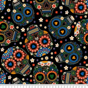 Op de afbeelding: Een zwarte achtergrond met kleurrijke suiker schedel ontwerpen. De schedels zijn versierd met bloemen, harten en stippen. De schedels zijn een traditioneel Mexicaans symbool voor de Dag van de Doden.