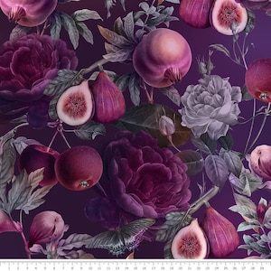 Può includere: Uno sfondo viola con un motivo floreale che presenta rose, fichi, melograni e una farfalla. I fiori sono in tonalità di viola e grigio, e i fichi e i melograni sono di un viola intenso.