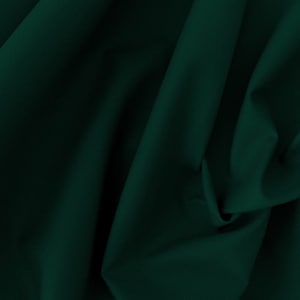 Könnte beinhalten: Ein tiefgrüner Stoff mit glatter Textur und subtilen Falten. Der Stoff ist drapiert und hat ein weiches, luxuriöses Gefühl.