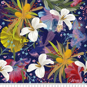 Może przedstawiać: Wzór bez szwów przedstawiający kolorowe ryby i kwiaty na ciemnoniebieskim tle. Ryby są stylizowane i mają falujące płetwy. Kwiaty są białe z żółtymi środkami i mają delikatny, kapryśny charakter. Wzór idealnie nadaje się do tkanin, tapet lub innych zastosowań dekoracyjnych.