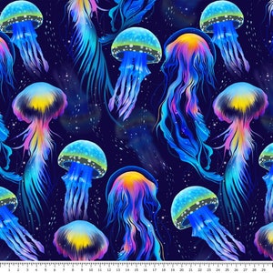 Peut inclure: Un motif sans couture représentant des méduses colorées avec des tentacules lumineux sur un fond bleu foncé avec des étoiles blanches. Les méduses sont dans différentes nuances de bleu, rose, jaune et vert.