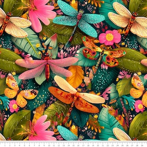 Puede incluir: Un diseño de tela vibrante y colorido con libélulas, mariposas y flores tropicales. Las libélulas y mariposas tienen patrones intrincados en rosa, naranja, turquesa y amarillo. El fondo es una mezcla de hojas verdes y azul oscuro.
