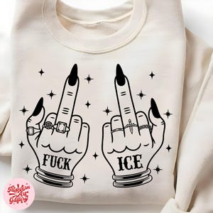 Peut inclure: Sweat-shirt cr&egrave;me avec un motif noir de deux mains faisant un doigt d'honneur. Les doigts ont de longs ongles noirs et sont orn&eacute;s de bagues. Les mots "FUCK" et "ICE" sont imprim&eacute;s sous les mains, avec des &eacute;toiles &eacute;parpill&eacute;es autour.