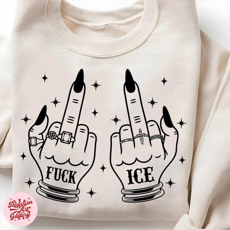 Peut inclure: Sweat-shirt cr&egrave;me avec un motif noir de deux mains faisant un doigt d'honneur. Les doigts ont de longs ongles noirs et sont orn&eacute;s de bagues. Les mots "FUCK" et "ICE" sont imprim&eacute;s sous les mains, avec des &eacute;toiles &eacute;parpill&eacute;es autour.